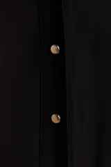 Vestido camisero midi negro de viscosa con cuello camisero, botonadura frontal, cinturón ancho extraíble para atar, mangas raglán largas con puños abotonados y sin forro.