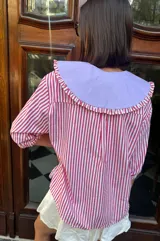 Camisa con mangas abullonadas y cuello bebé removible, a rayas rojas y blancas, con cuello bebé lila.