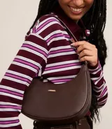 Cartera baguette pequeña de material sintético color marrón, sin estampa, con correa de mano y cierre de cremallera. No incluye pañuelo.