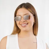 Lentes de sol rectangulares con marco dorado y lentes negros.