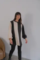 Buzo de mangas largas con diseño de bloques de color en marrón, gris y beige.