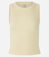 Top cropped musculosa de mujer, color marrón oscuro, confeccionado en tejido ribana acanalado, con cuello redondo y sin mangas.