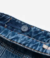 Pollera midi de jeans azul, corte sirena, con cintura elástica, trabillas, bolsillos laterales y recortes verticales.