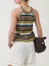 Remera sin mangas tejida al crochet con hilo de algodón orgánico a rayas horizontales de diferentes colores.