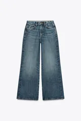 Pantalón de jean azul de tiro alto, corte wide leg, con cinco bolsillos, efecto lavado y cierre frontal con cremallera y botón.