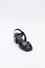 Sandalias negras con plataforma fina y taco ancho forrado. Incorporan pulsera con hebilla metálica y capellada ancha.