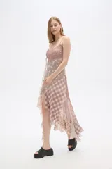 Vestido midi de poliéster con estampado floral y de cuadros, breteles finos y volados en el ruedo.