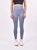 Calza larga de lycra color rosa viejo, con cintura alta y corte ajustado.