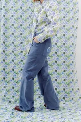 Pantalón de jean acampanado de pana elastizada color azul con bordado en el bolsillo trasero.