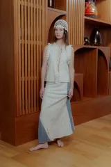 Falda larga color crudo con bordados y aberturas laterales con paneles de jean.