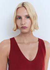 Top sin mangas color ladrillo, de tejido de punto fino con tirantes anchos y cuello de pico.