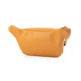 Riñonera color camel de símil cuero con correa ajustable. Tiene un compartimento principal con cierre, un bolsillo interno con cierre y dos bolsillos externos con cierre.