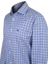 Camisa de manga larga celeste con microestampado, cuello italiano, bolsillo en el pecho con logo bordado y corte regular.