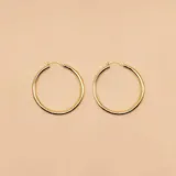 Aros tipo argolla de oro amarillo 10k, de 4 cm de diámetro y 3 mm de ancho.