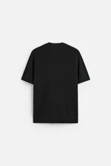 Camiseta de hombre regular fit, color negro, de punto tejido en hilatura de algodón. Cuello redondo, manga corta y acabados en rib.
