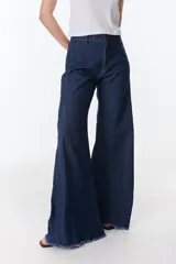 Pantalón palazzo color beige con detalles de crochet en los laterales.