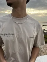 Cadena de eslabones tipo cubana o curb, de color plateado, con acabado brillante.