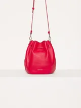 Bolso tipo bucket de cuero rojo con correa larga ajustable y detalles dorados.