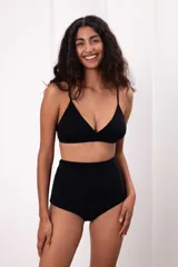 Culotte blanco de algodón con doble tela y diseño sin elásticos.