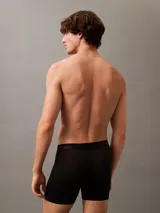 Pack de tres bóxers largos Calvin Klein Ultra Soft Modal, confeccionados en modal suave y elástico. Incluye un bóxer azul marino, uno gris y uno negro. Todos con cinturilla elástica con logo Calvin Klein en tono sobre tono.