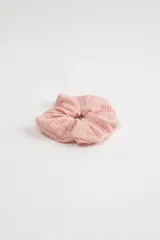 Coletero elástico de tela rosa con diseño calado.