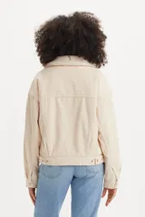 Campera trucker de pana color beige con cuello de piel sintética blanca.