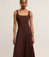 Vestido evasé midi color marrón chocolate, sin mangas, con breteles medianos, escote cuadrado y recortes verticales. Confeccionado en viscosa certificada.