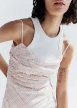 Vestido midi de tirantes finos con estampado de cuadros en tonos rosa y blanco. Diseño entallado con escote cuadrado y cierre de cremallera invisible en el lateral.