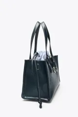 Bolso shopper azul marino de mano con doble asa y pespuntes a contratono. Incluye bolsa de tela extraíble con cierre fruncido y correa extraíble de tejido para usar como bandolera.