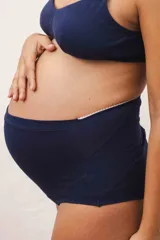 Bombacha maternal de algodón color azul marino, con faja delantera y terminación suave en las piernas.
