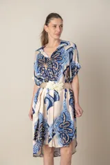Camisa italiana larga irregular en satén estampado en tonos beige, negro y marrón. Se puede usar como vestido, túnica o camisa larga. Talle único.