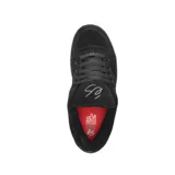 Zapatillas de skate negras con detalles en rojo y dorado, de cuero y gamuza, con suela blanca y cordones negros.