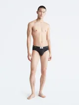 Slip negro Calvin Klein 1996 de microfibra con logo estampado en toda la prenda y cintura elástica distintiva.