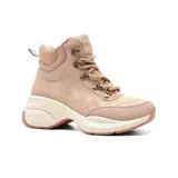 Bota de caña media color beige con cordones y detalles metálicos cobrizos. Plataforma con suela marrón.
