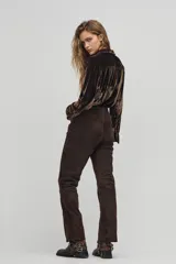 Camisa de terciopelo color chocolate, con cuello camisero clásico, mangas largas y botones de nácar. El corte es más largo en la parte trasera.