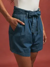 Short de jean azul con cintura alta y lazo para atar.