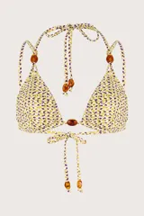 Top de bikini con estampado de leopardo en tonos amarillo y violeta. Tiene forma triangular, tirantes finos con cuentas y cierre con lazo.