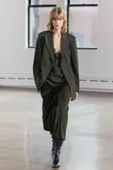 Blazer de Zara Woman Collection color verde musgo, de corte recto, con cuello solapa y manga larga. Tiene bolsillos de vivo en el delantero y cierre frontal cruzado con un botón.