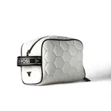 Neceser blanco con diseño hexagonal, cierre en la parte superior y cinta estampada en el asa.