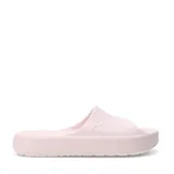 Chanclas de mujer Puma modelo Shibui Cat, color rosa pálido, con diseño de una sola tira ancha y plataforma gruesa. Presentan un logo Puma grabado sutilmente en la tira.