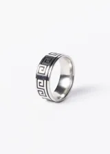 Anillo de acero quirúrgico plateado con diseño labrado de guarda griega en color negro.