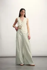 Pantalón palazzo a rayas verticales color beige y blanco, de tiro alto y corte amplio.