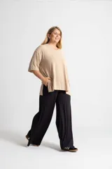 Remerón beige de algodón Pima, con mangas 3/4 y tajos laterales.