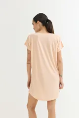 Vestido corto color verde oliva con estampado de dos rostros en color blanco.