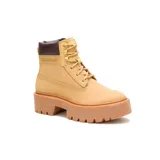 Botas acordonadas color arena de cuero liso, con suela de plataforma marrón con relieve.