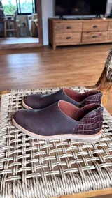 Zapato bajo marrón de cuero, con detalle de cuero texturizado en el talón.