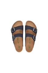 Sandalias Birkenstock modelo Arizona Syn, color azul marino, con dos correas ajustables con hebillas metálicas plateadas.