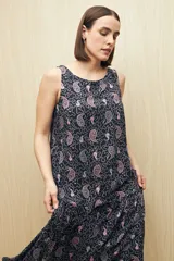 Vestido largo sin mangas con estampado animal print, escote redondo y corte con volado en el ruedo. Su silueta amplia y fluida ofrece movimiento y frescura, mientras que el tejido de viscosa aporta una textura suave y liviana.