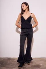 Blusa negra de algodón con breteles finos, escote en V con detalles de encaje y volados en el ruedo.