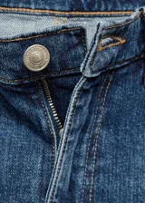 Pantalón de jean azul de tiro medio, corte slim y largo cropped.